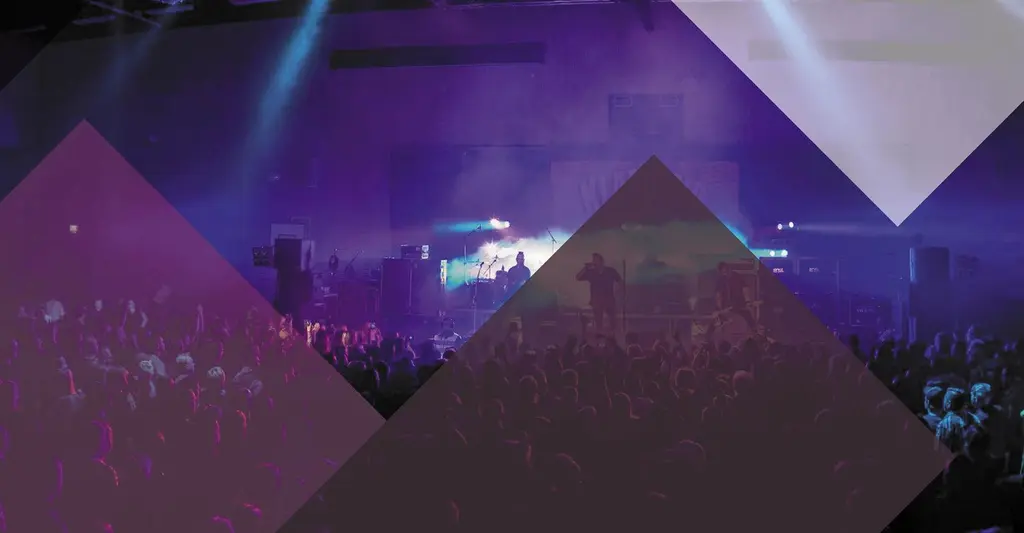 Rewell Nights tapahtuman keikkakuva, jossa esiintyjät ovat lavalla ja yleisöä lavan edustalla.