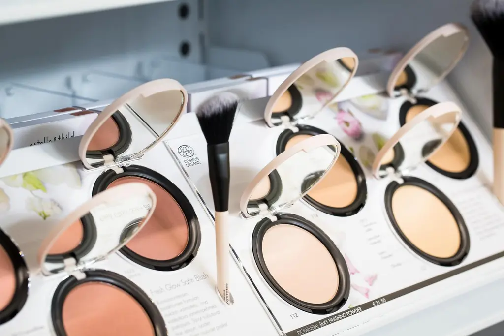 Meikkipuutereita esillä hyllyllä.