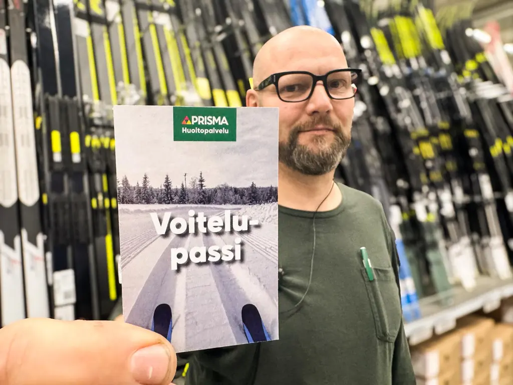 Huoltopalvelun työnteijä näyttää voitelupassia