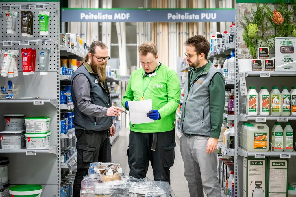 Myyntipäällikkö Vesa Karjalainen (vas.) ja ohjaaja Aleksi Lankinen (oik.) ohjaamassa Eetu Akkasta (kesk.)