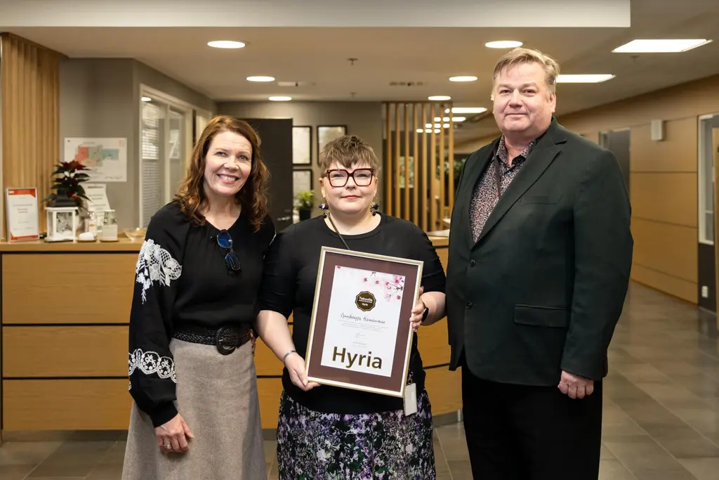 Kunniakirjan luovutus Osuuskauppa Hämeenmaalle 8.1. Lahdessa. Kuvassa Hämeenmaan henkilöstöjohtaja Minnastina Miettinen ja HRD-asiantuntija Kati Mykrä sekä Hyrian koulutuspäällikkö Pasi Kymäläinen.