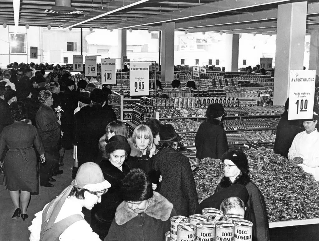 paljon ihmisiä ostoksilla Sokos tavaratalossa 1966