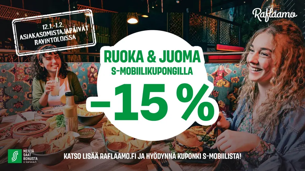 Hymyileviä ihmisiä ravintolassa, pöytä täynnä ruokaa, edessä teksti "ruoka ja juoma S-mobiilikupongilla -15 %"