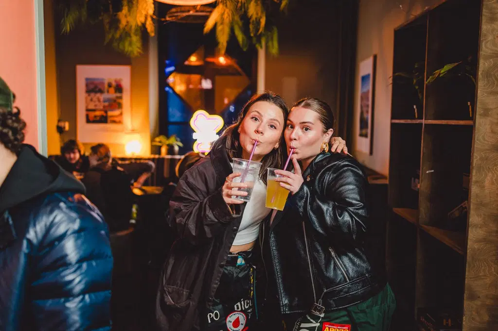 Kaksi opiskelijaa Las Palmas Tampereessa juo juomia pilleistä opiskelijahaalarit päällä