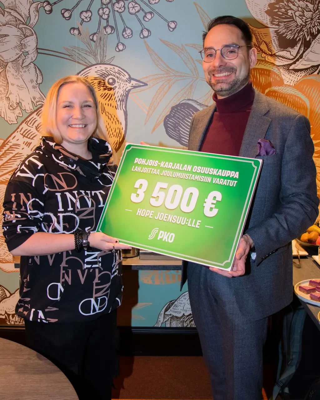 Hope Joensuun tiiminvetäjä Maria Kainulainen ja PKO:n viestintä- ja vastuullisuusjohtaja Petri Vähä