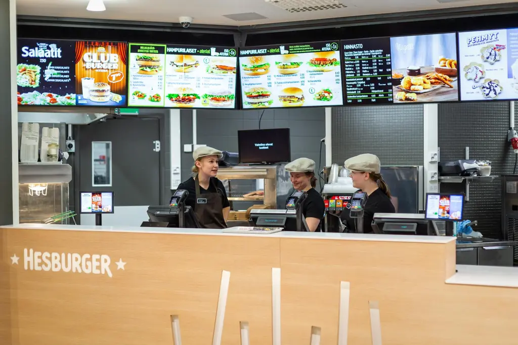 Hesburgerin työntekijöitä Prisma Kouvolan ravintolamaailmassa.
