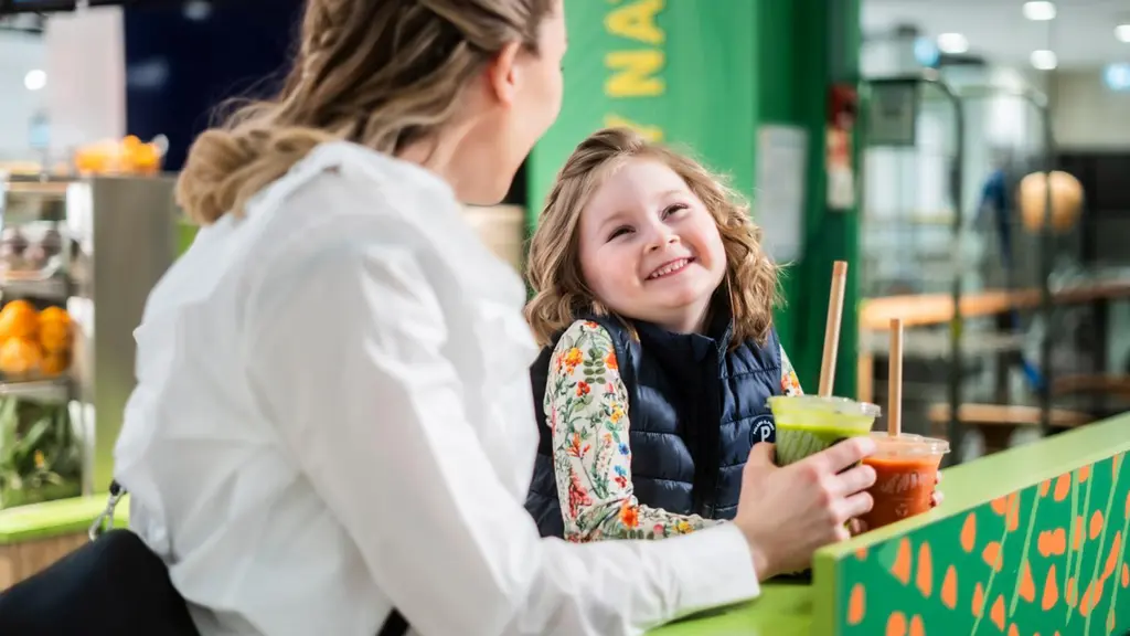 Lapsi ja äiti Junge juice barissa