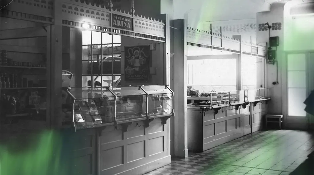 Pallashallin myymälä. Mustavalkoinen kuva vuodelta 1917. Kuvassa vihreä revontuliefekti.