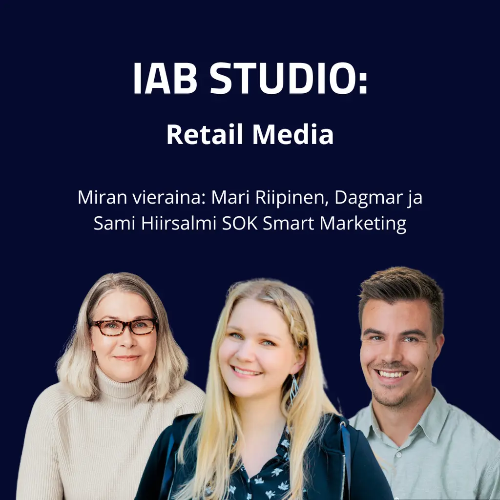 Tumma tausta, pohjalla vierekkäin kaksi naista ja mies. Tummalla taustalla lukee: "IAB Studio: Retail Media. Miran vieraina: Mari Riipinen, Dagmar ja Sami Hiirsalmi SOK Smart Marketing".