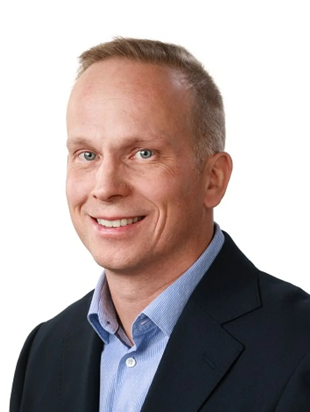 Mies katsoo kameraan hymyillen