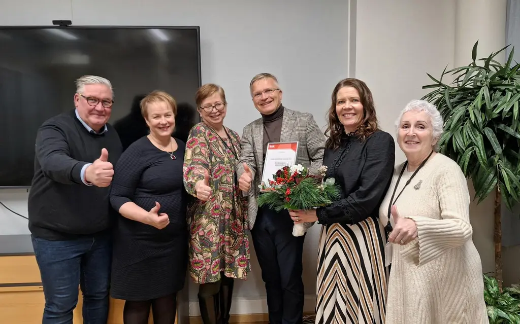 Ryhmäkuva Vuoden esimerkillinen työnantaja -tunnustuksen luovutustilaisuudesta.