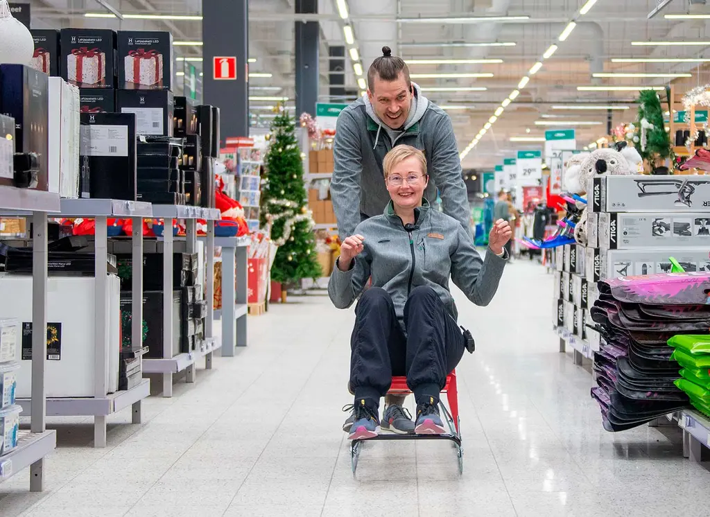 Prisman myyjät Lappeenrannan Prisman käytävällä