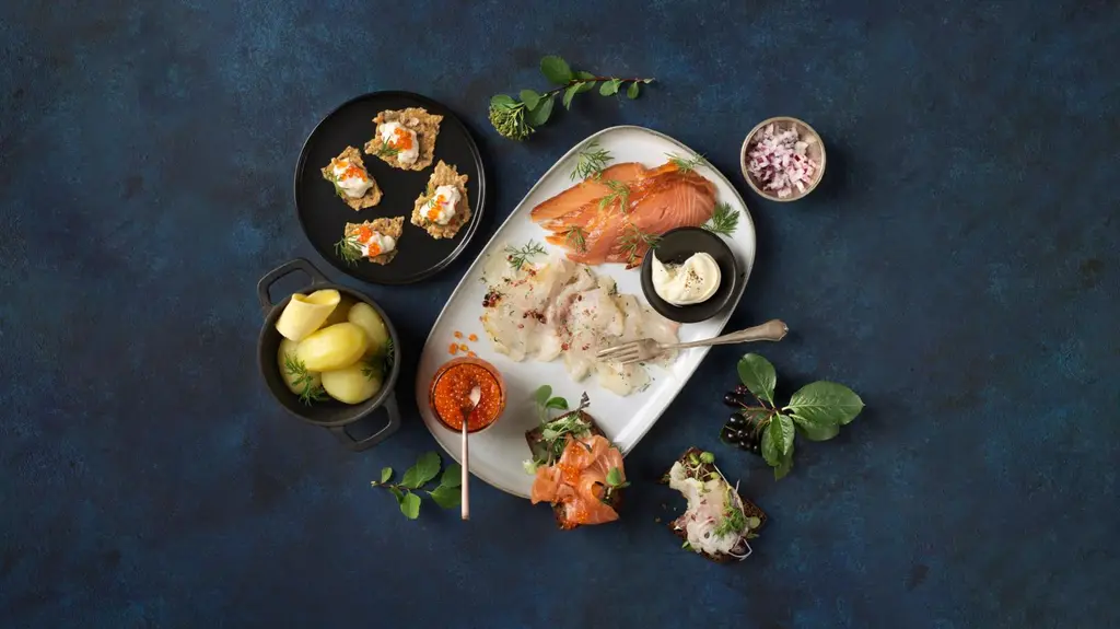 Kuvassa kalalautanen, perunoita ja muita jouluherkkuja