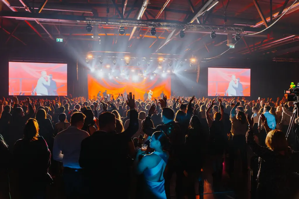 Pikkujoulun viettäjiä Keskimaan pikkujouluissa 