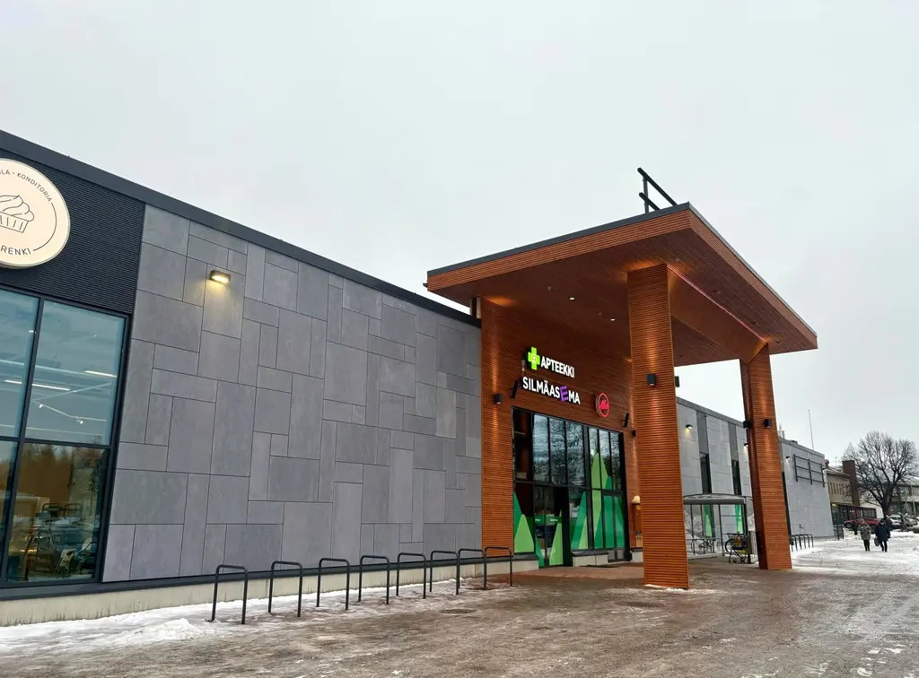 Tulevan Prisma Orimattilan julkisivu hieman sivusta kuvattuna.