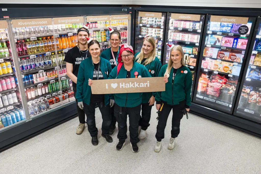 Sale Hakkarin henkilökunta. Keskellä myymäläpäällikkö Kirsi Pynnönen tonttulakissa.