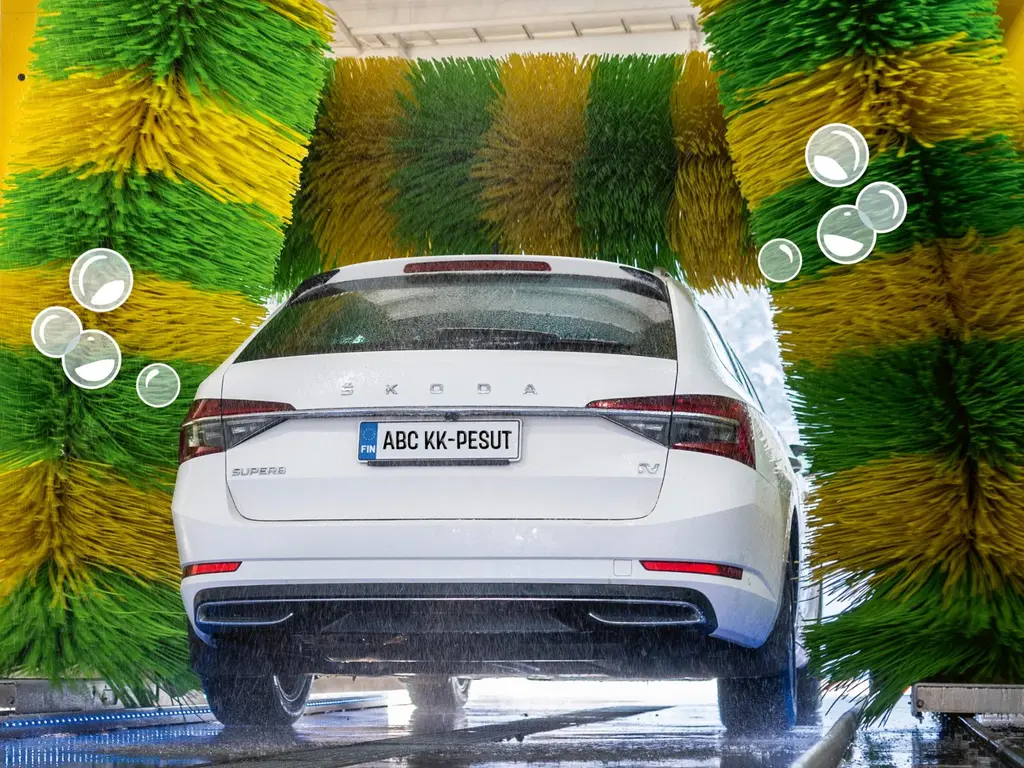 Valkoinen Auto autopesukoneessa harjallisessa pesussa