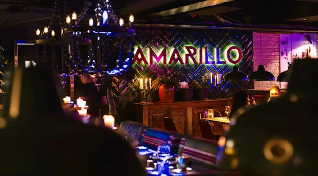 Amarillo-logo hohtaa hämärässä ravintolassa.