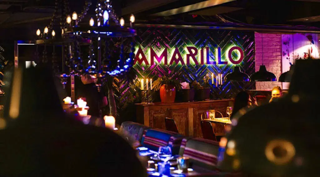 Amarillo-logo hohtaa hämärässä ravintolassa.