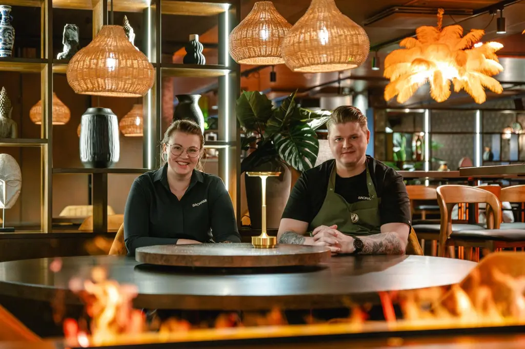 Ravintola Baonamin ravintolapäällikkö Helena Siivonen ja keittiöpäällikkö Miro Rautio istuvat  pöydän ääressä.