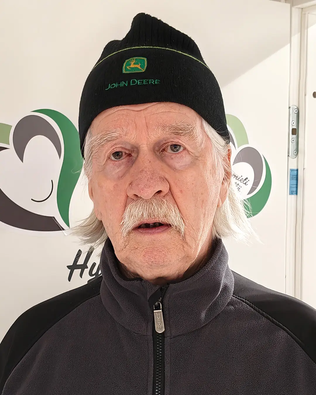 Kuvassa pipopäinen Reino Juutinen.