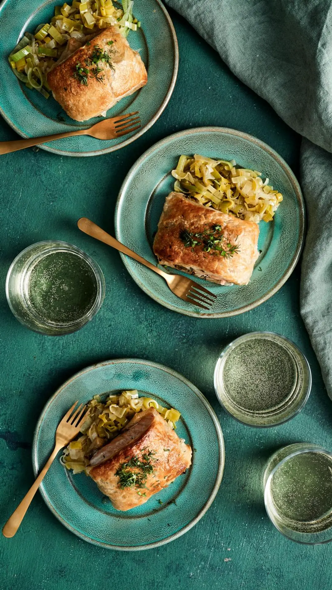 Taikinoitu uunilohi ja haudutettu purjo