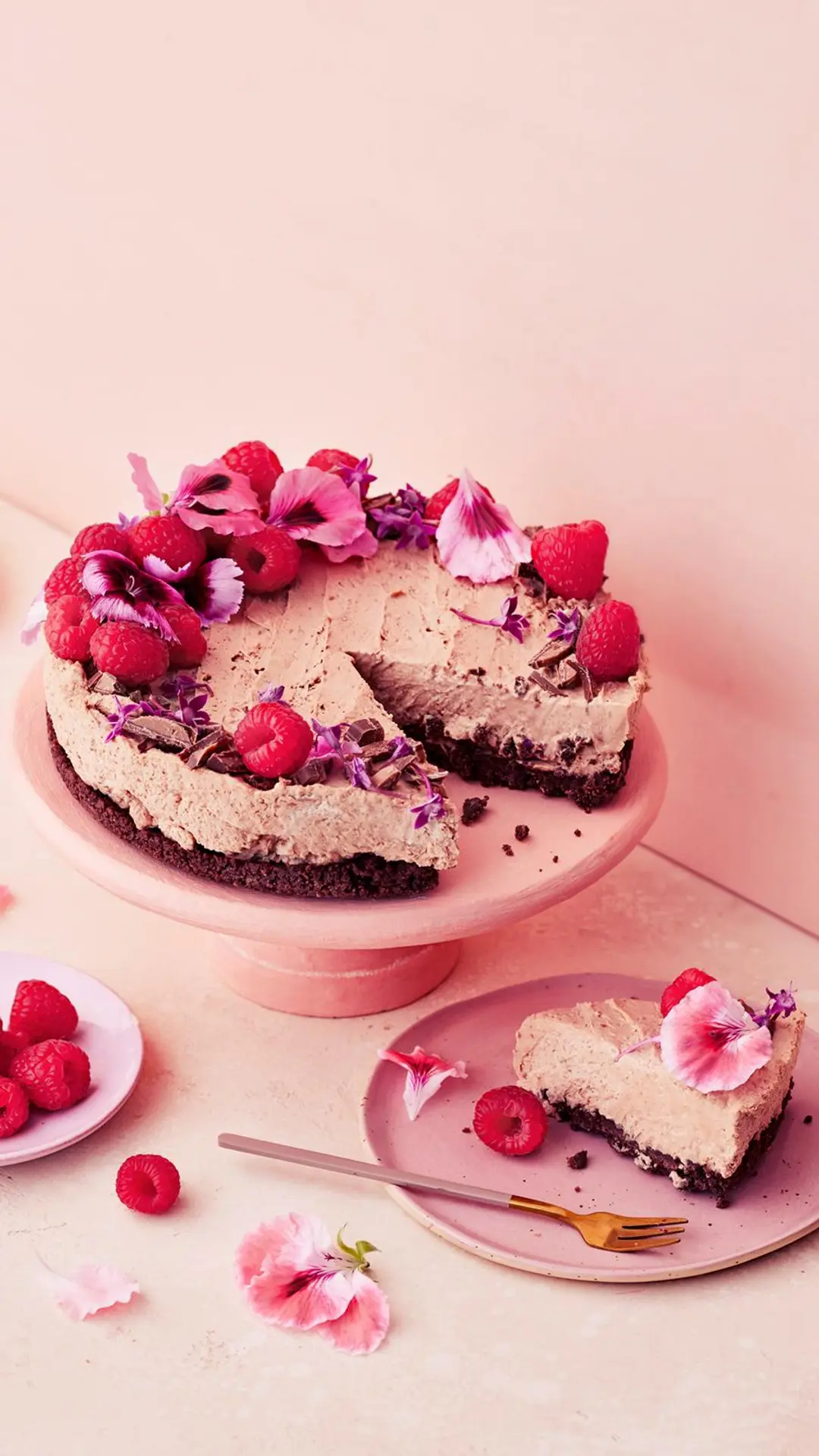 Lumova geisha-juustokakku, josta on leikattu pala lautaselle.