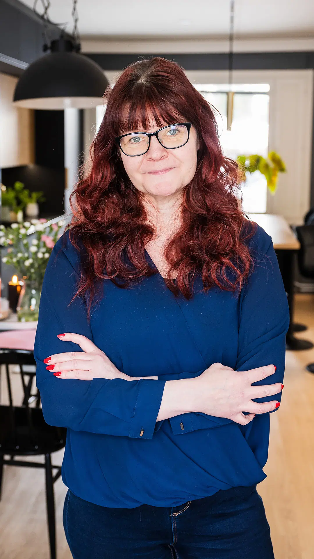 Maarit Rantaniitty sinisessä paidassa, taustalla näkyy keittiötä.