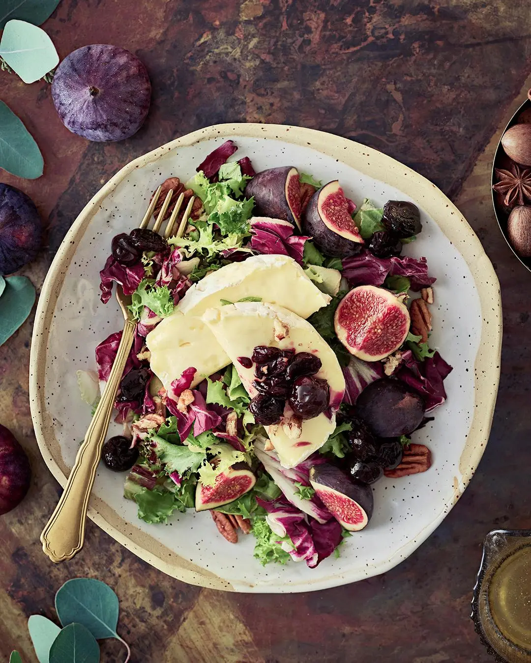 Jouluinen salaatti biejuustolla, pekaanipähkinöillä ja viikunoilla.