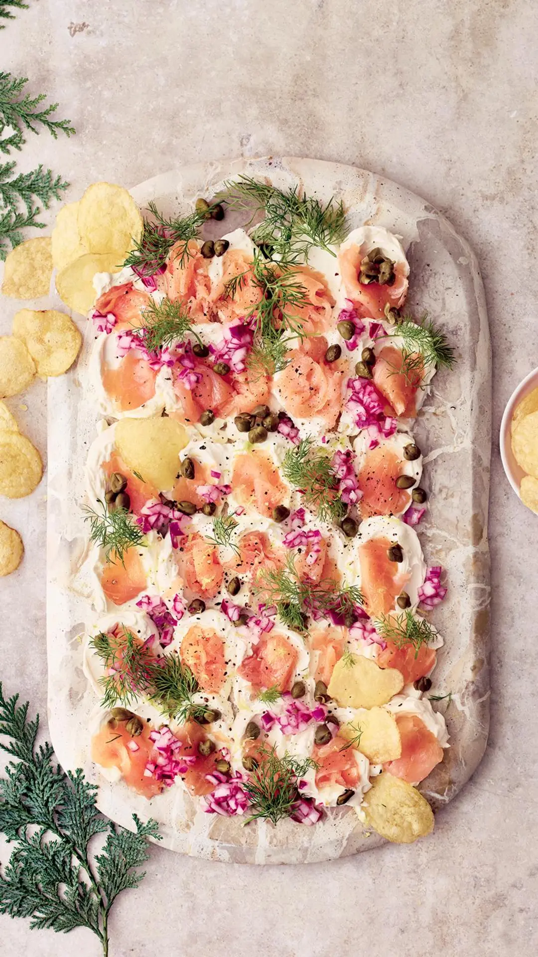 Kylmäsavulohi-tuorejuustolauta kalapöytään