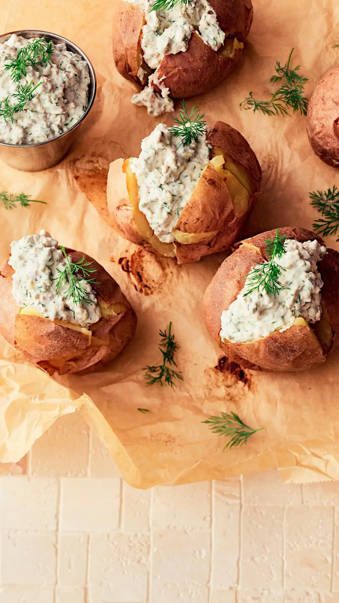 Uuniperunat ja tofutäyte leivinpaperin päällä