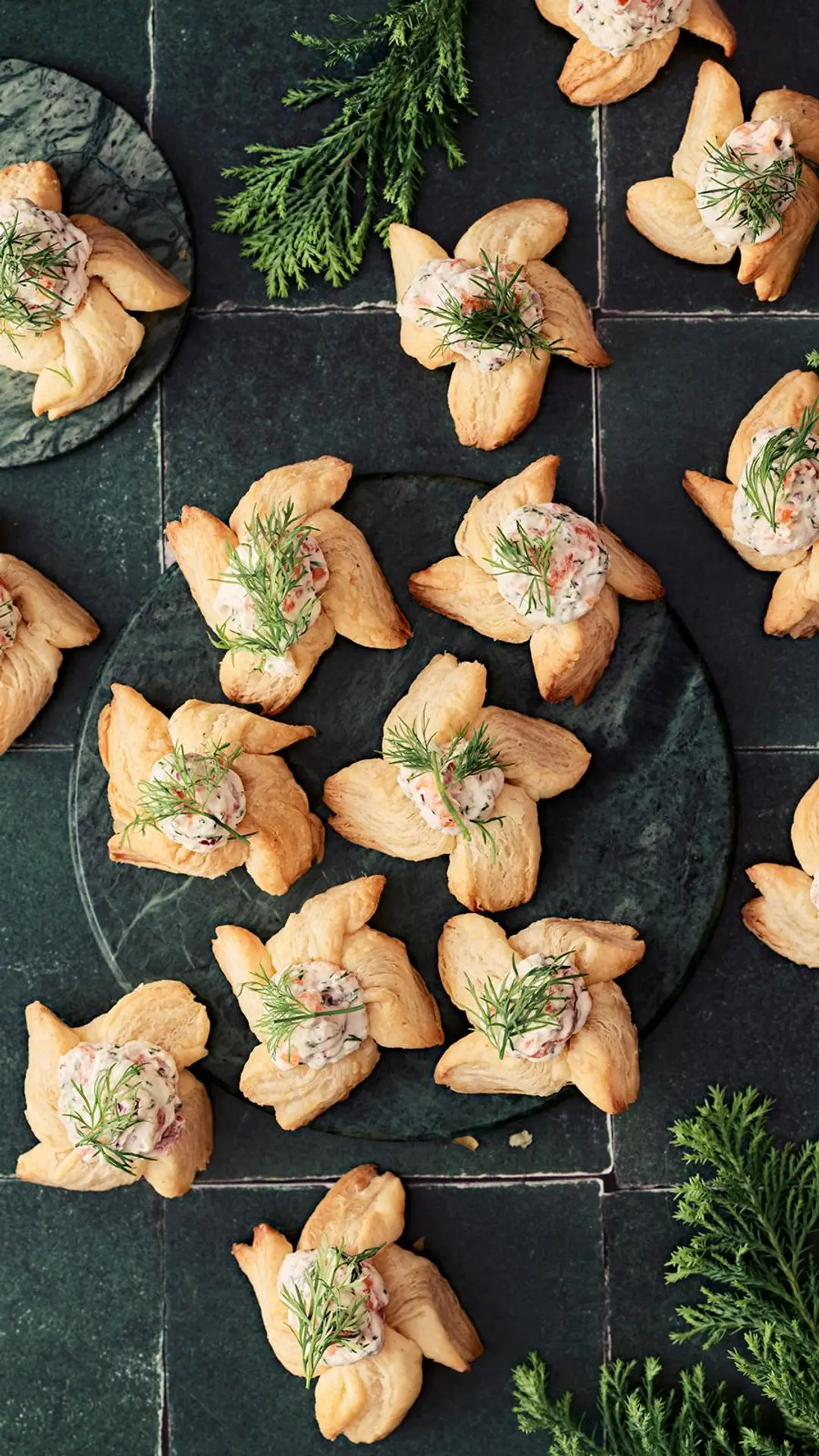 Suolaiset joulutortut lohitäytteellä