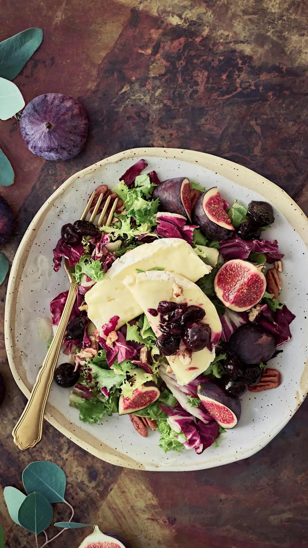 Joulusalaatti briejuustolla, pekaanipähkinöillä ja viikunoilla