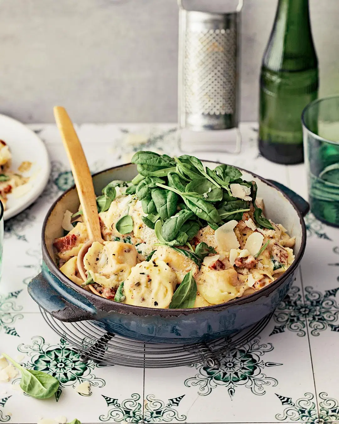 Tortelloni-pastaa pannulla