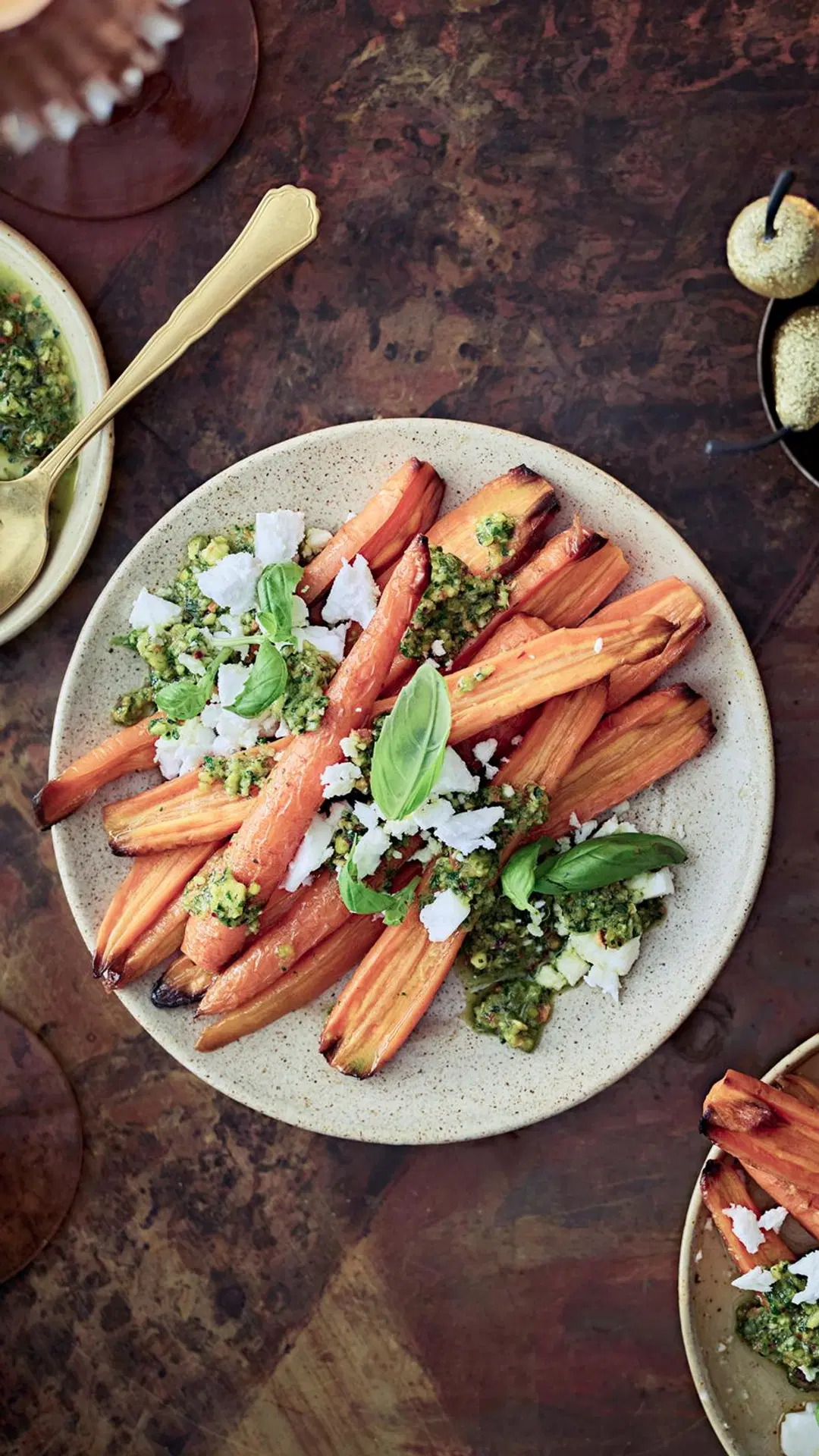 Paahdetut uuniporkkanat ja pistaasipesto