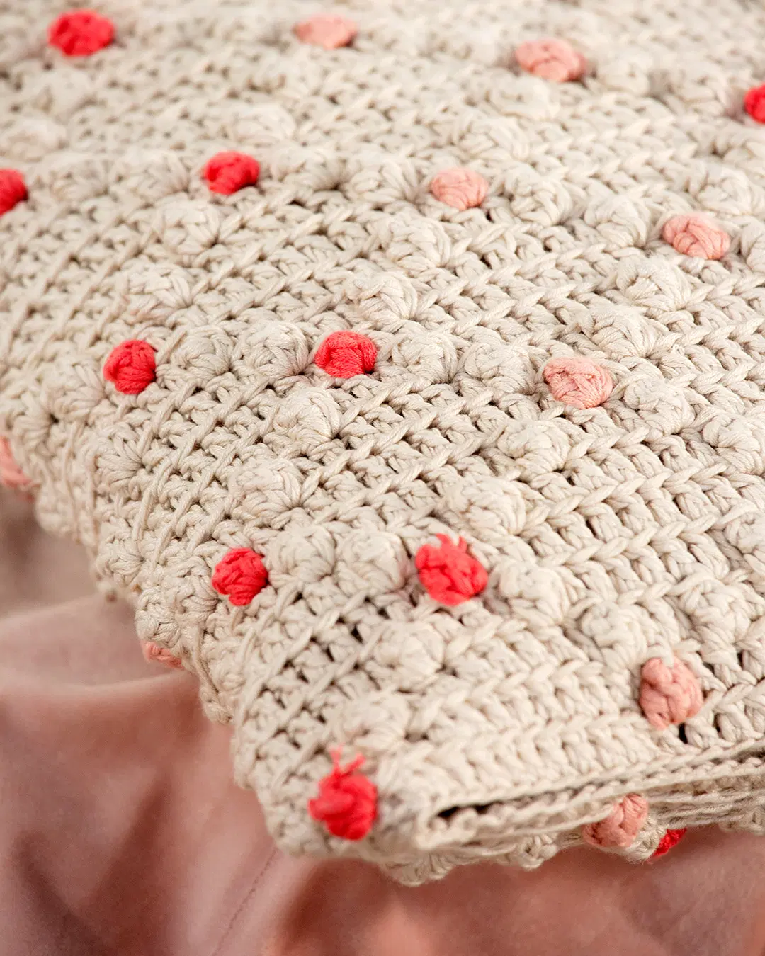 Lähikuva virkatusta tyynynpäällisestä.