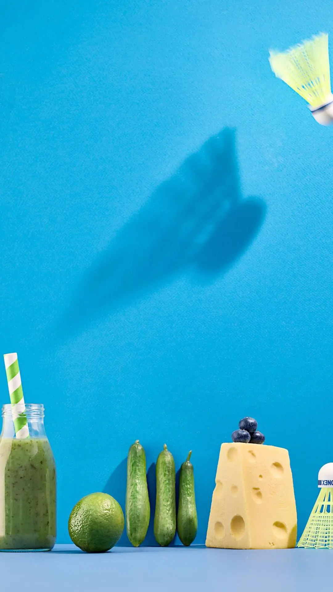 Smoothie, pieniä kurkkuja, juusto ja lentävä sulkapallo.