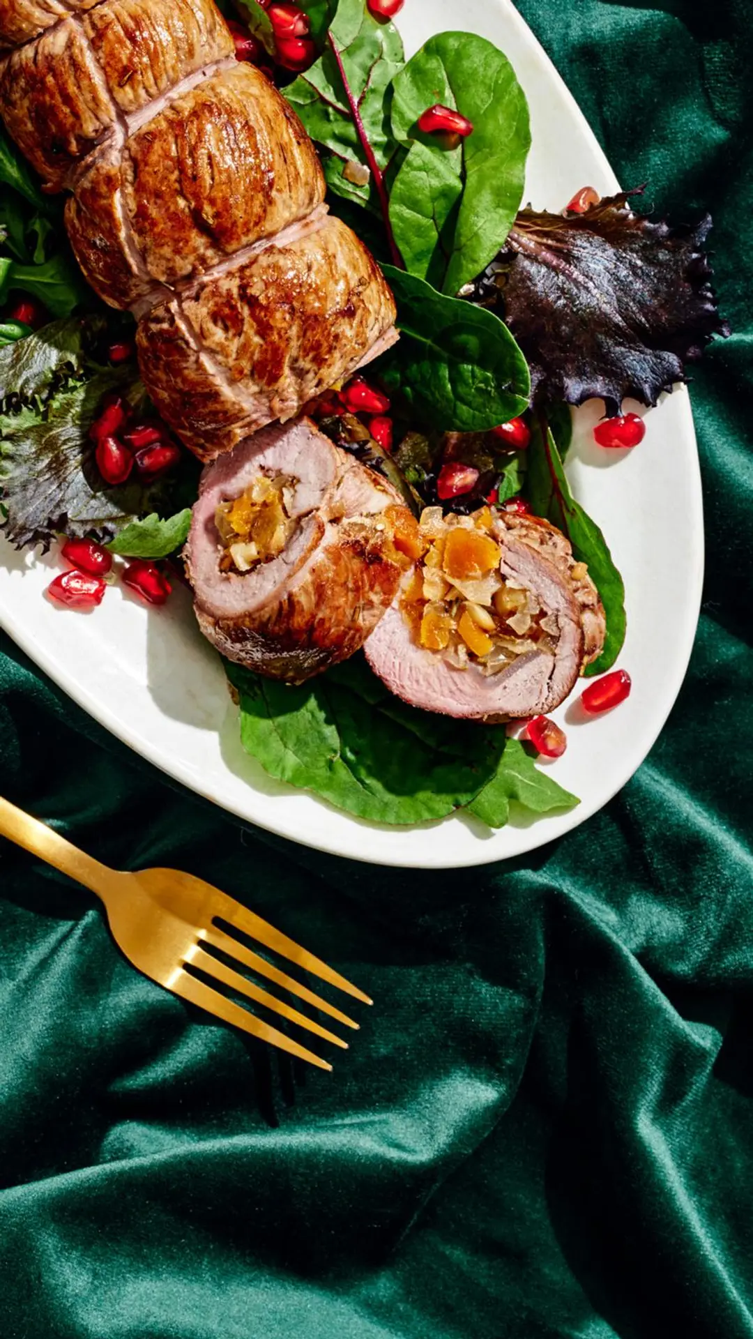 Täytetty porsaan sisäfilee salaattipedillä