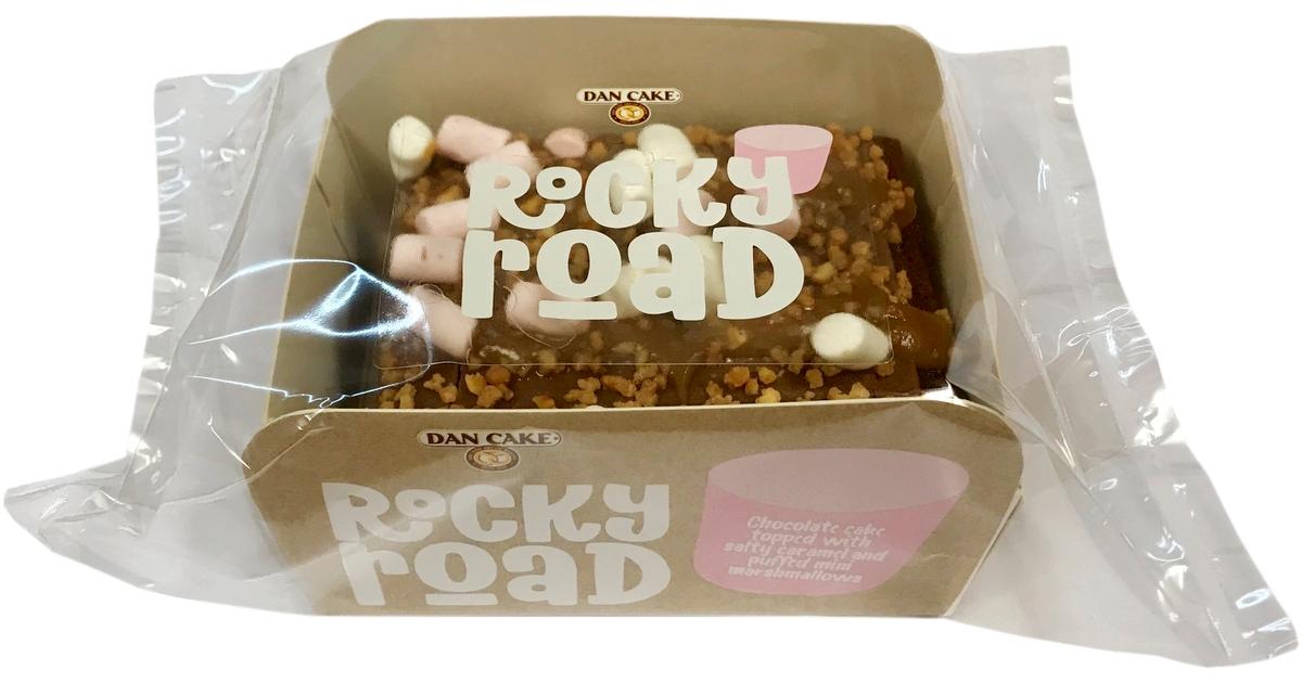 Dan Cake Rocky Road kaakaokakku (jossa 21% suklaafudgea (5% maitosuklaata),  6% karamellia, 2% hasselpähkinäkrokanttia ja 2% vaahtokarkkeja) 175g |  S-kaupat ruoan verkkokauppa