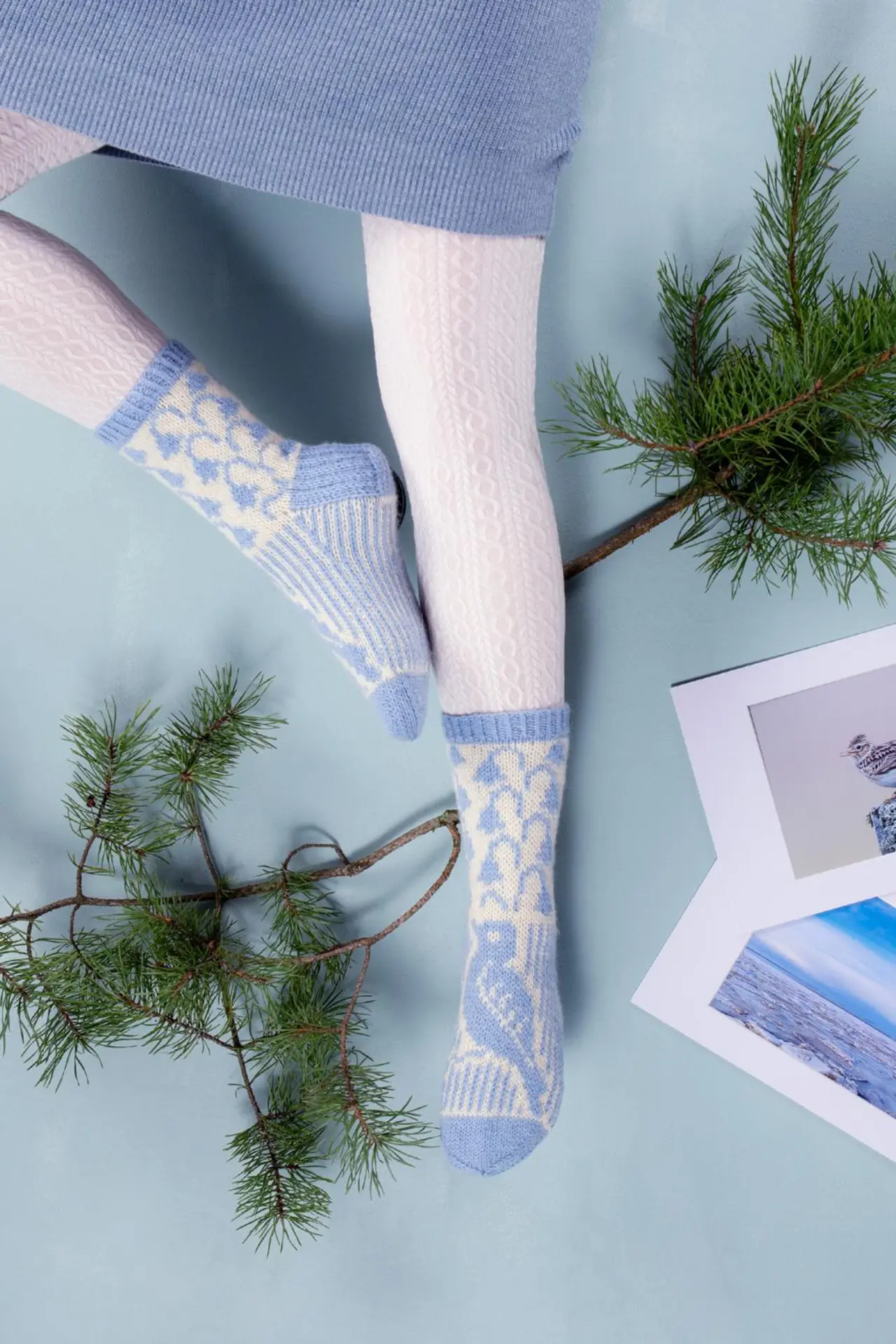 Keski-Pohjanmaan maakuntasukat jalkoihin puettuna.