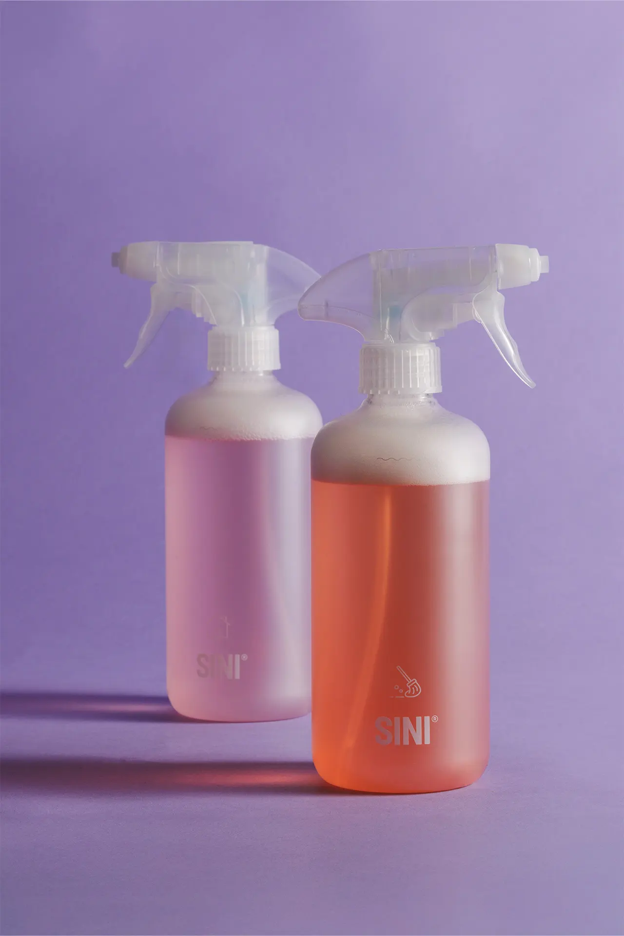 Sinituotteen suihkepulloja.