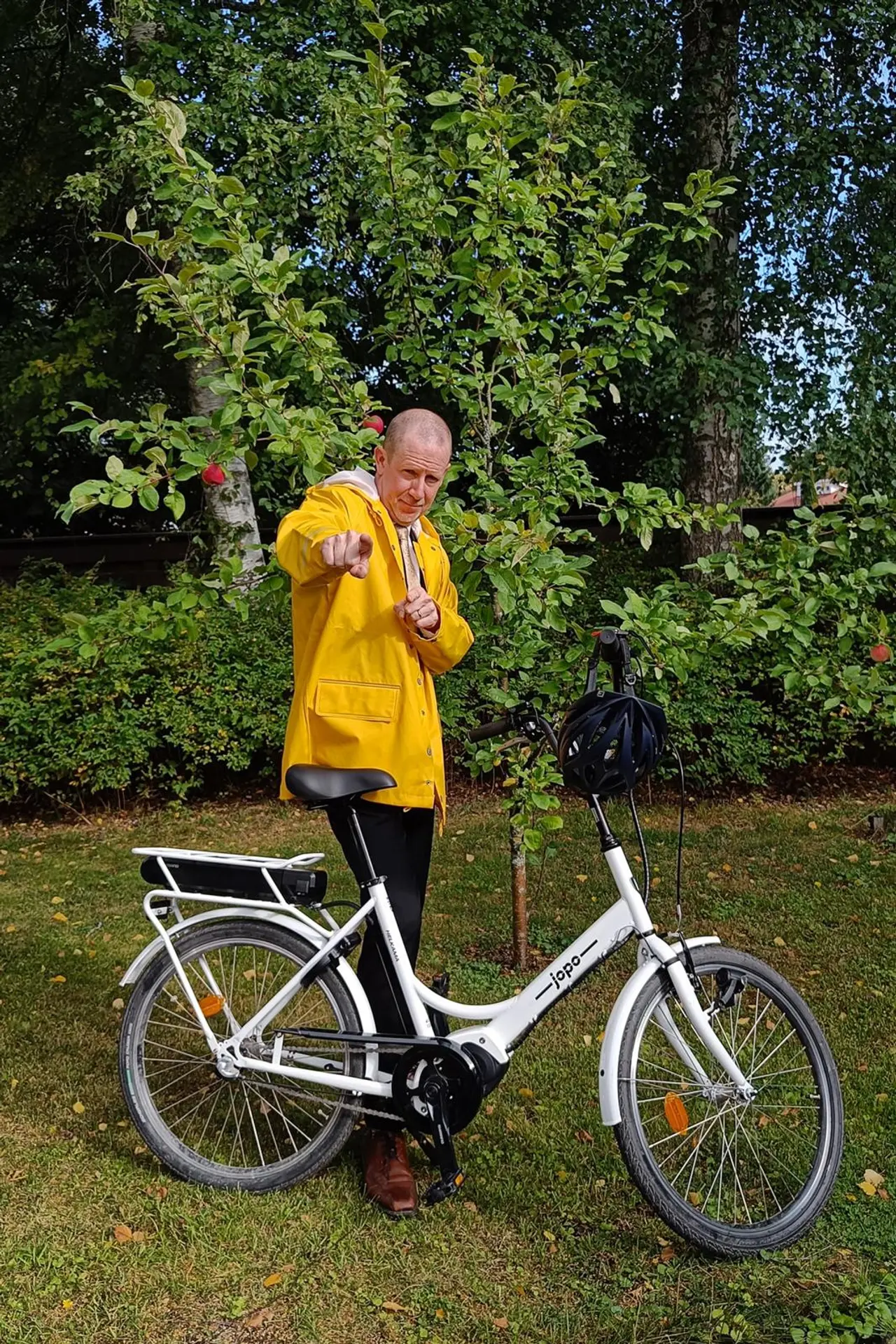 Arto Talme keltaisessa sadetakissa