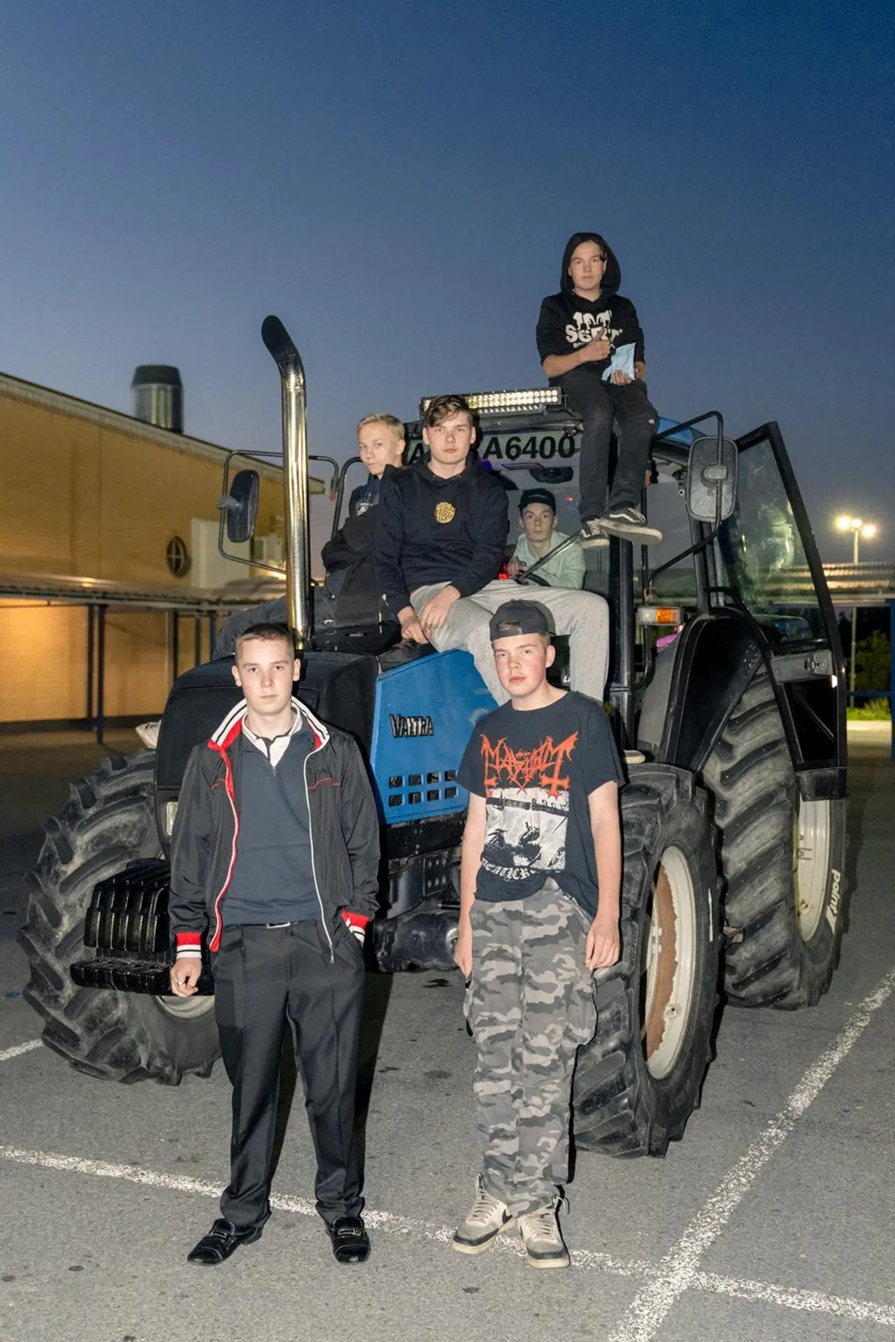 Michael Lautamäki, Mikko Mäki-Tarkka, Konsta Kiprianoff, Alex Korpi, Tomi Luopakka ja Aatu Virtanen traktorin vierellä