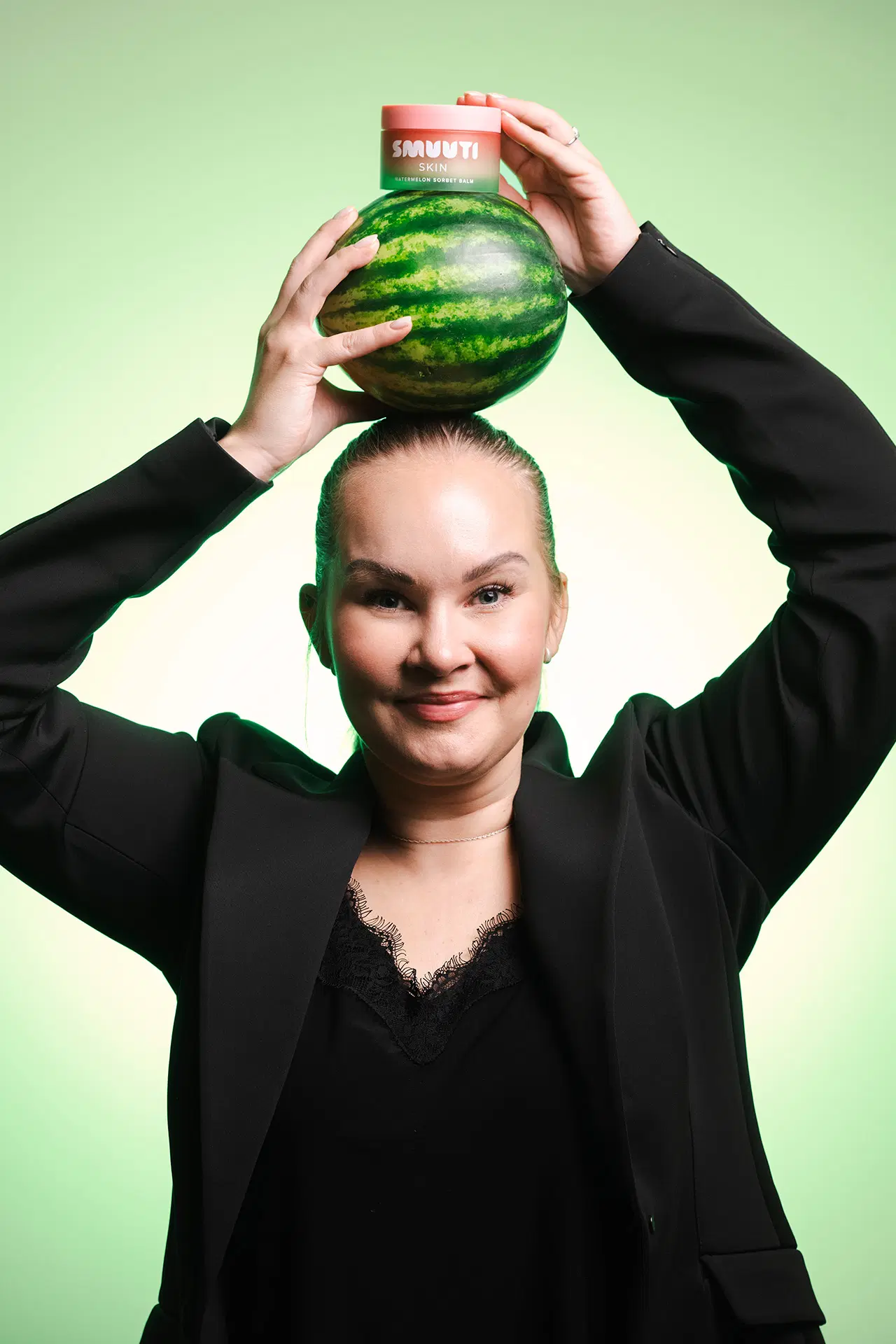 Jenni Ahokas päänsä päällä vesimeloni.