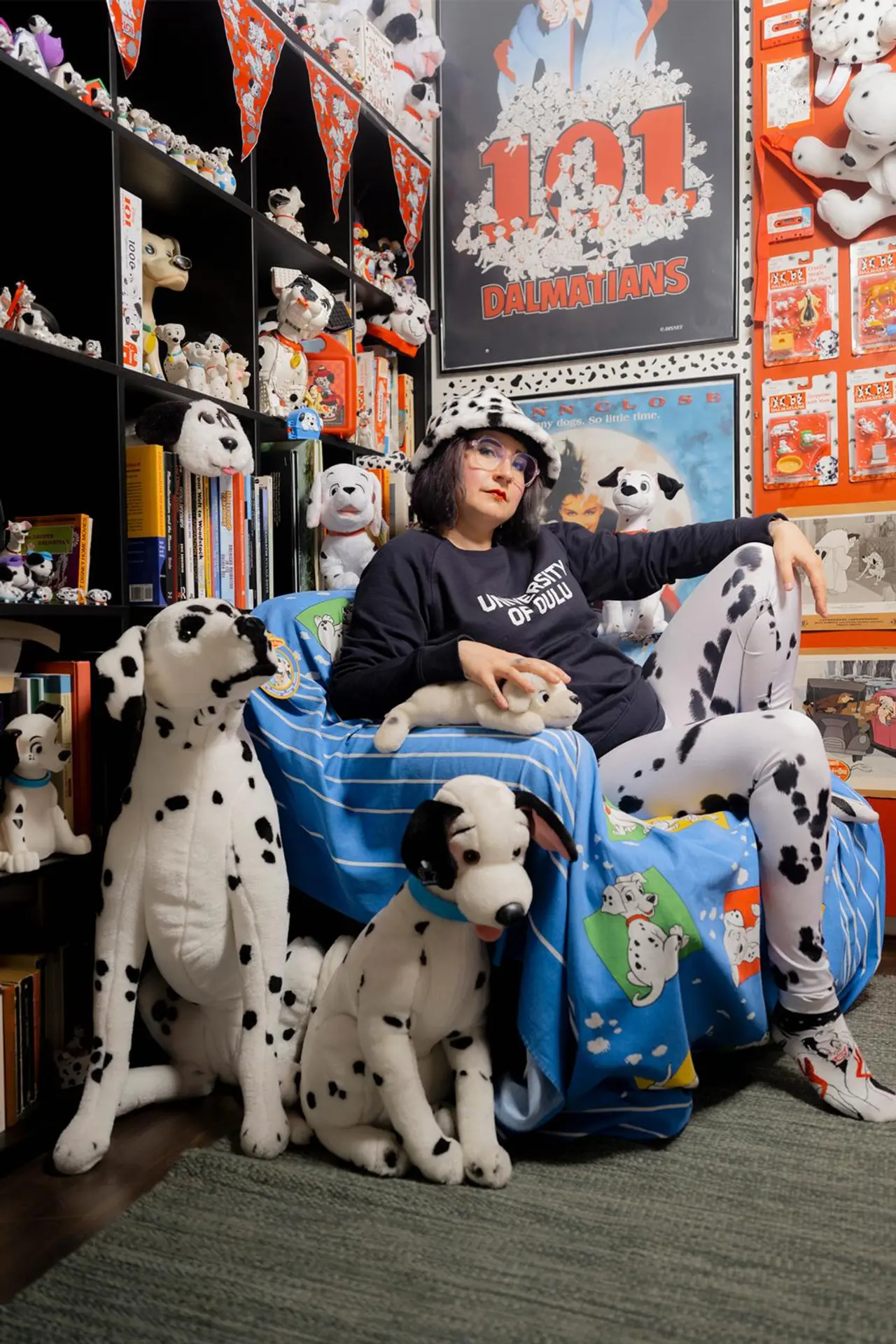 Aino Isojärvi kotonaan, jossa on paljon dalmatiankoiratavaraa