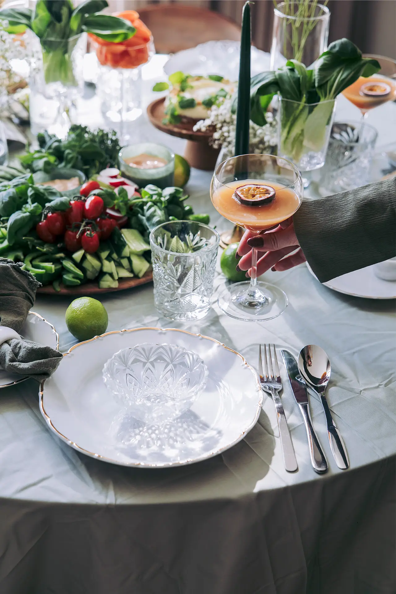 Passionhedelmän koristama drinkki osana kattausta.