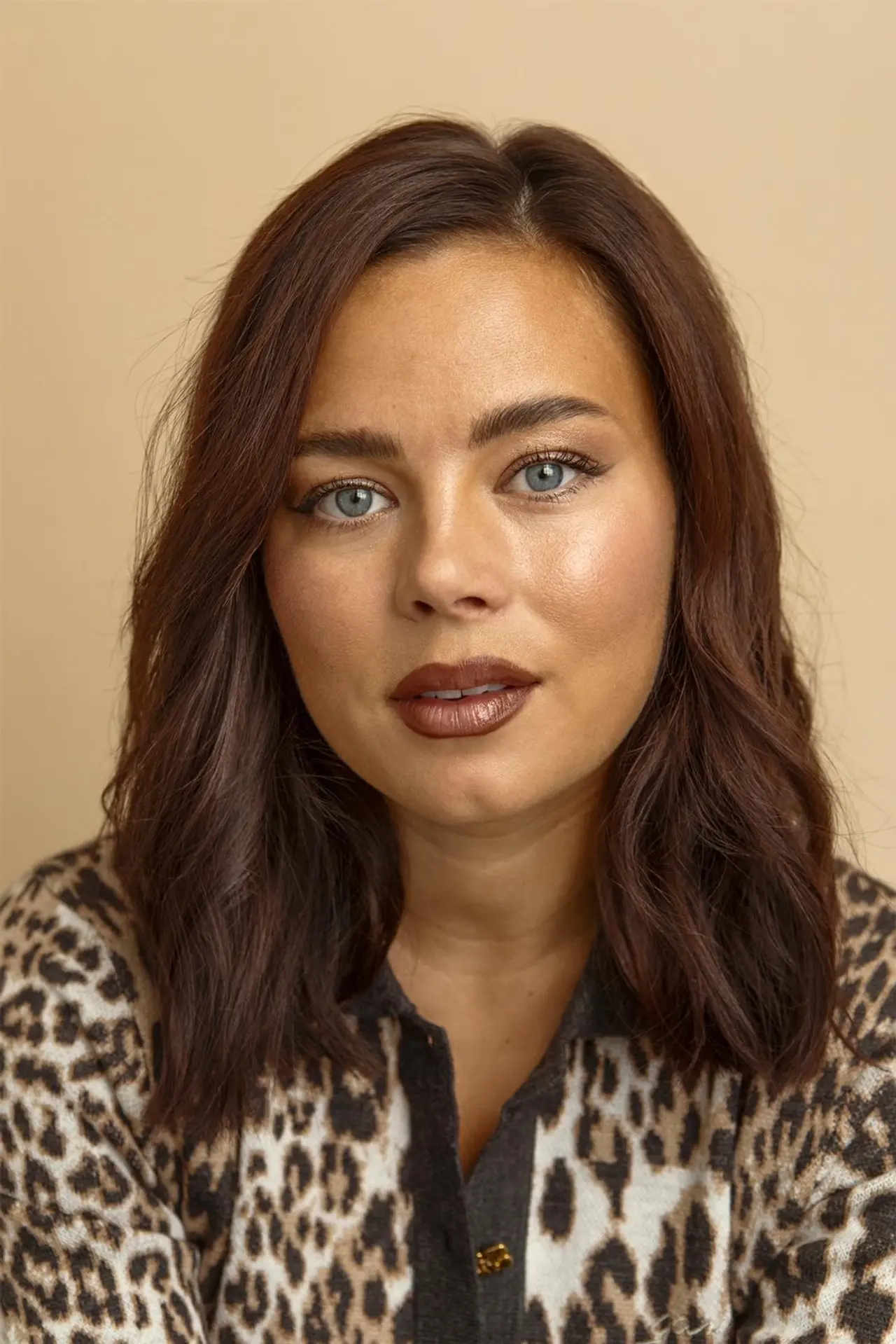 Hanna Tikander katsoo kameraan.