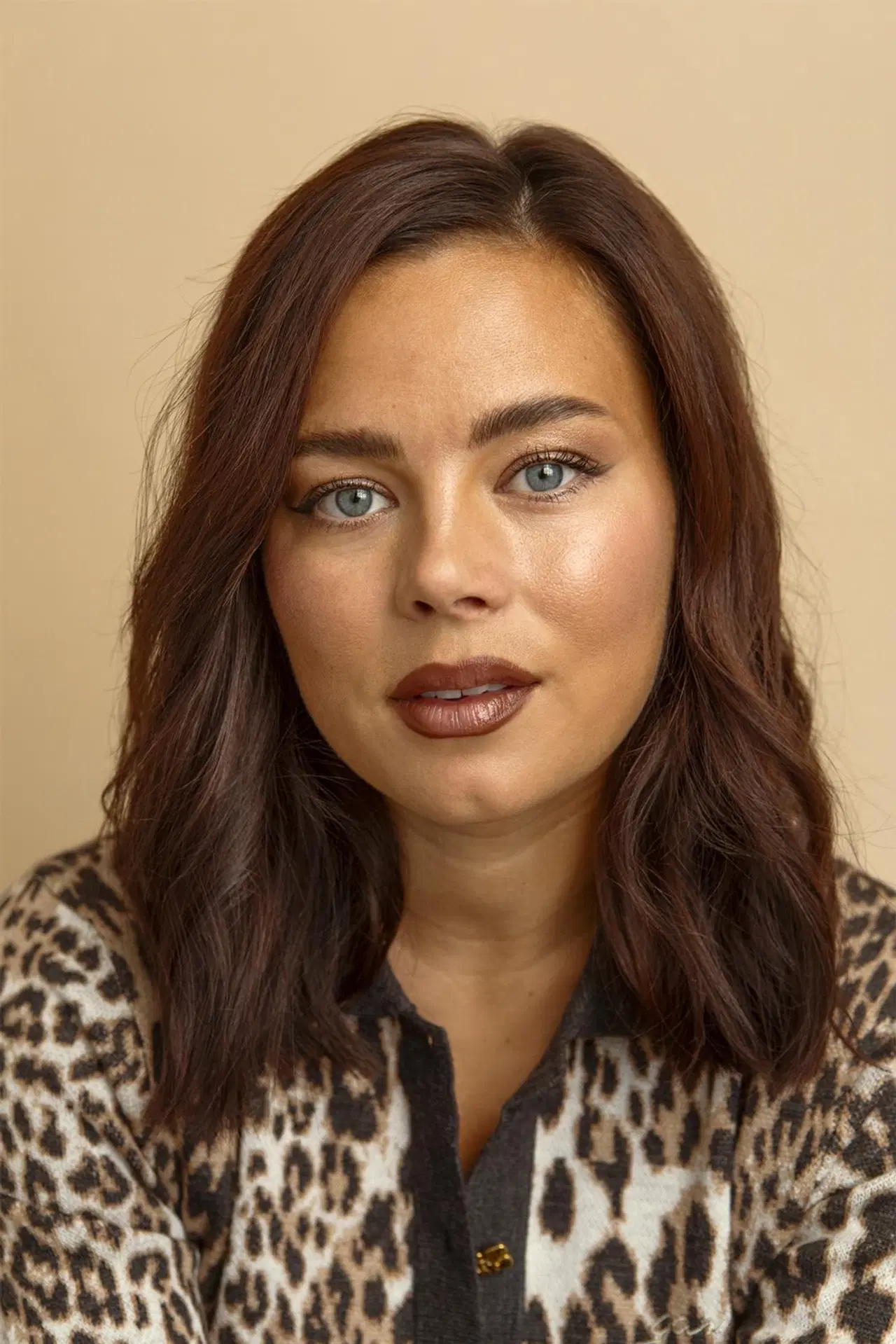 Hanna Tikander katsoo kameraan.