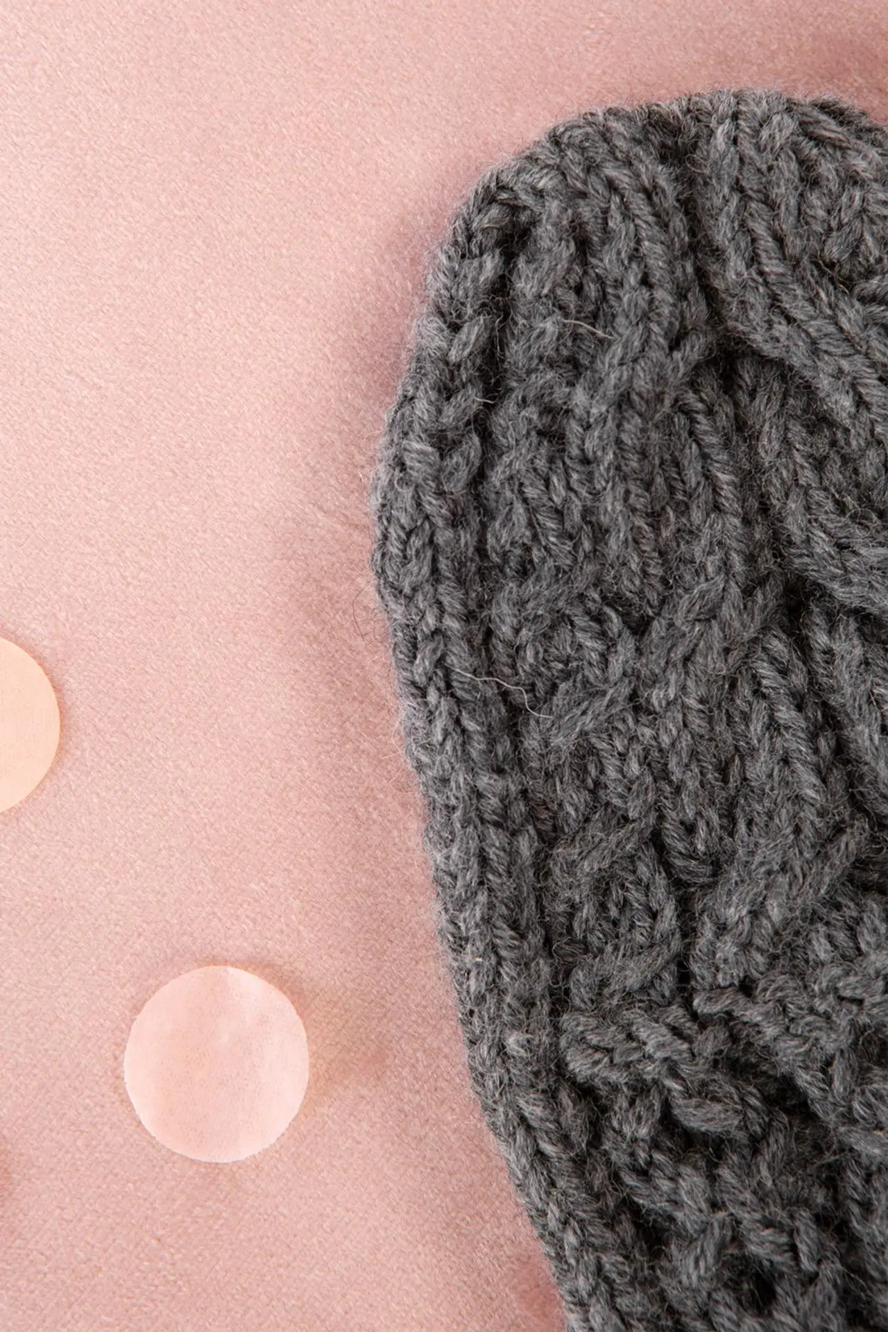 Yksityiskohta lapasten kärkiosasta, jossa on palmikkokuviota.