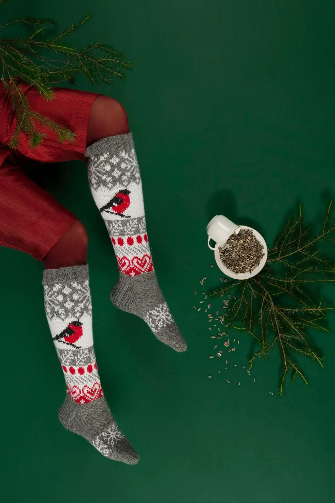 Kymenlaakson maakuntasukat jalkoihin puettuna.